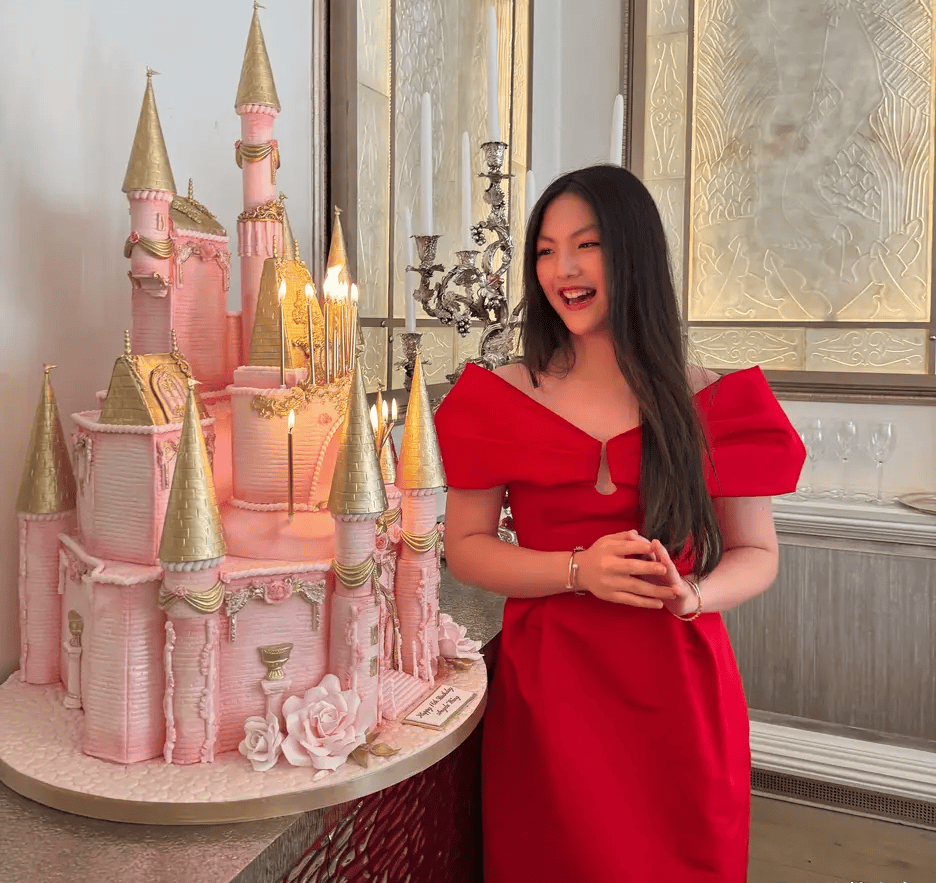 龄穿红色露肩礼服笑容优雅父母用仪式感书写另类亲情篇章AG真人娱乐李湘王岳伦同框庆祝女儿16岁生日照王诗(图6)