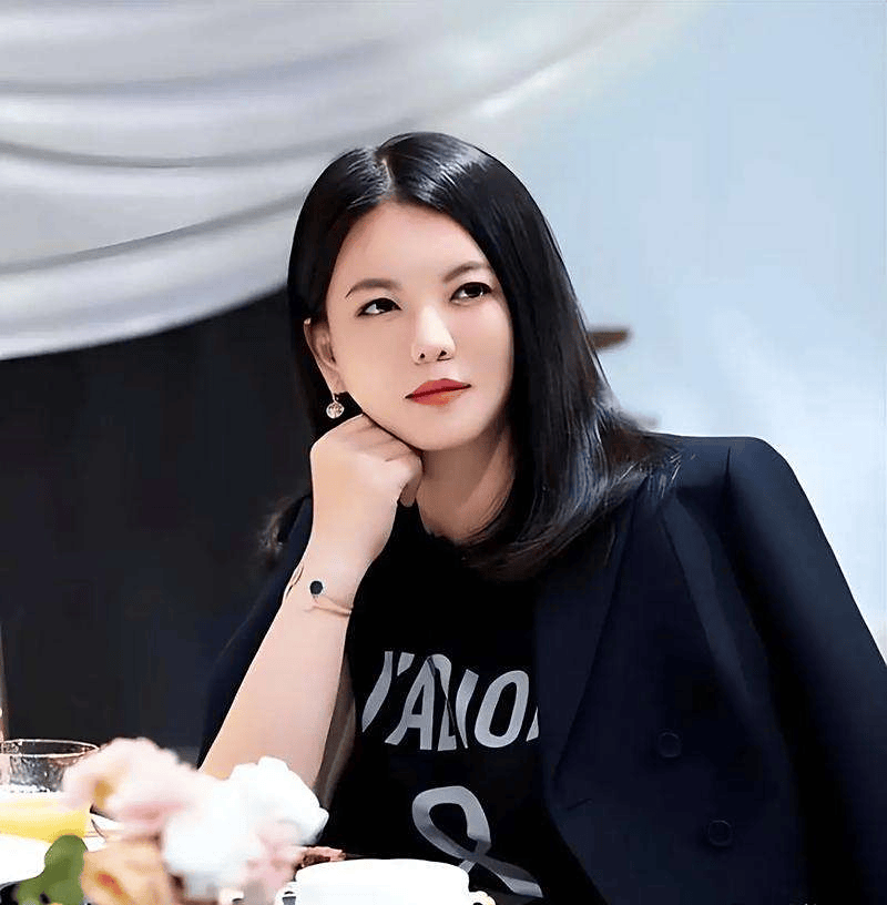 龄穿红色露肩礼服笑容优雅父母用仪式感书写另类亲情篇章AG真人娱乐李湘王岳伦同框庆祝女儿16岁生日照王诗(图5)