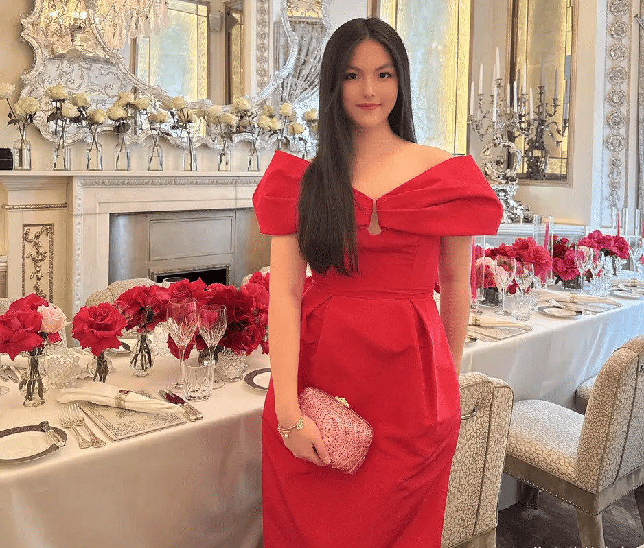 龄穿红色露肩礼服笑容优雅父母用仪式感书写另类亲情篇章AG真人娱乐李湘王岳伦同框庆祝女儿16岁生日照王诗(图11)