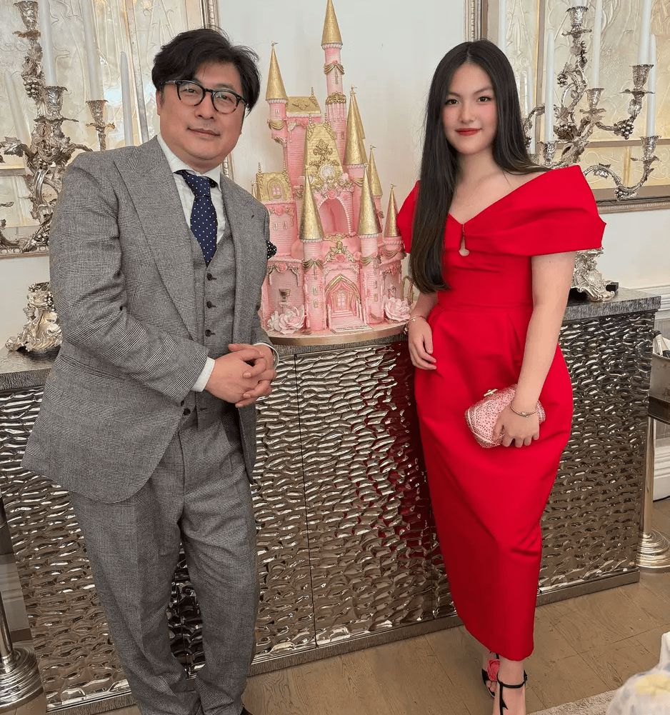 龄穿红色露肩礼服笑容优雅父母用仪式感书写另类亲情篇章AG真人娱乐李湘王岳伦同框庆祝女儿16岁生日照王诗(图12)